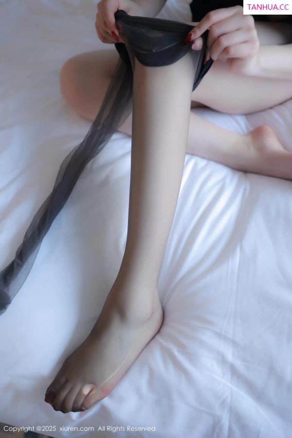   [XiuRen]高清写真图 2025.04.03 No.10109 温妮 黑色连衣短第67张图片